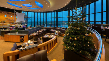 Rundumblick im weihnachtlich dekorierten Restaurant BLIXX in Bremen