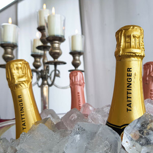 Speisen und Getränke im ATLANTIC Grand Hotel Travemünde Champagnerflaschen in Eis vor einem Kerzenleuchter im ATLANTIC Grand Hotel Travemünde.