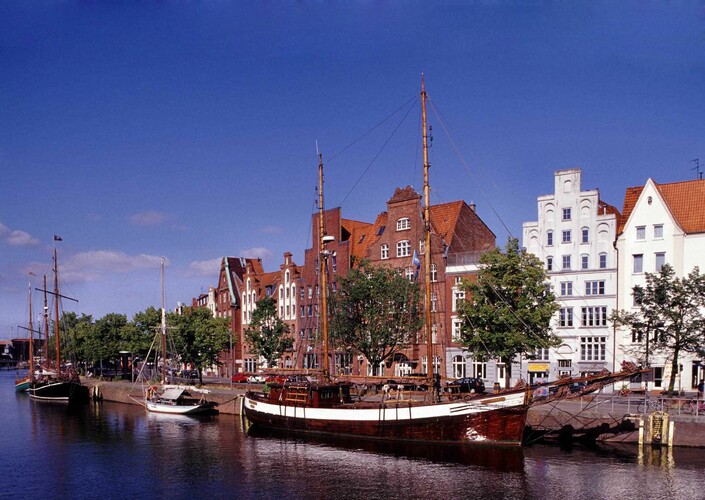 Historische Schiffe am Anleger Lübecks