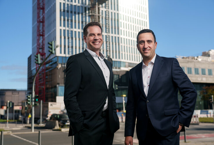 ATLANTIC Hotel Frankfurt Direktion und Sales Slapnig und Görge vor dem ATLANTIC Hotel Frankfurt