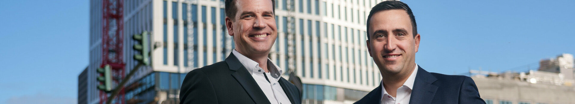 ATLANTIC Hotel Frankfurt Direktion und Sales Slapnig und Görge vor dem ATLANTIC Hotel Frankfurt