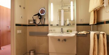 Badezimmer des Standard Zimmer des ATLANTIC Hotel Wilhelmshaven mit speziellen Bedienelementen um einen barrierefreien Zugang zu ermöglichen
