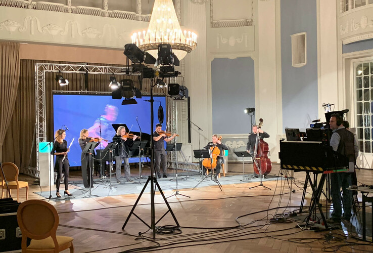 Ein Kammerorchester spielt in einem eleganten Saal des ATLANTIC Grand Hotels Travemünde.