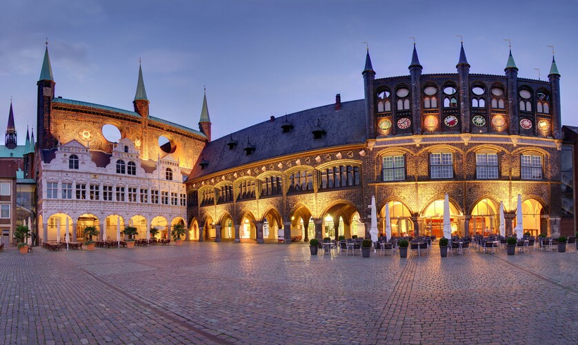 Town hall square Lübeck while it starts to get dark