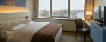 Innenansicht des Comfort Queen(size) Zimmer des ATLANTIC Hotel SAIL City Bremerhaven