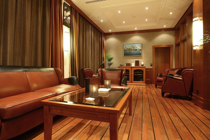 Comfortably furnished Smokers Lounge in the ATLANTIC Hotel Wilhelmshaven 
