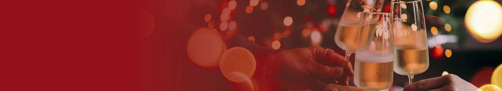 Drei Sektgläser, die angestoßen werden. Auf der linken Hälfte ein roter Farbverlauf.