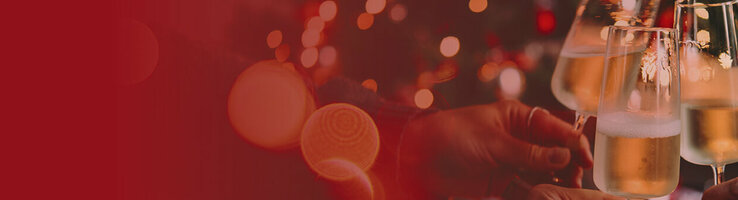 Drei Sektgläser, die angestoßen werden. Auf der linken Hälfte ein roter Farbverlauf.