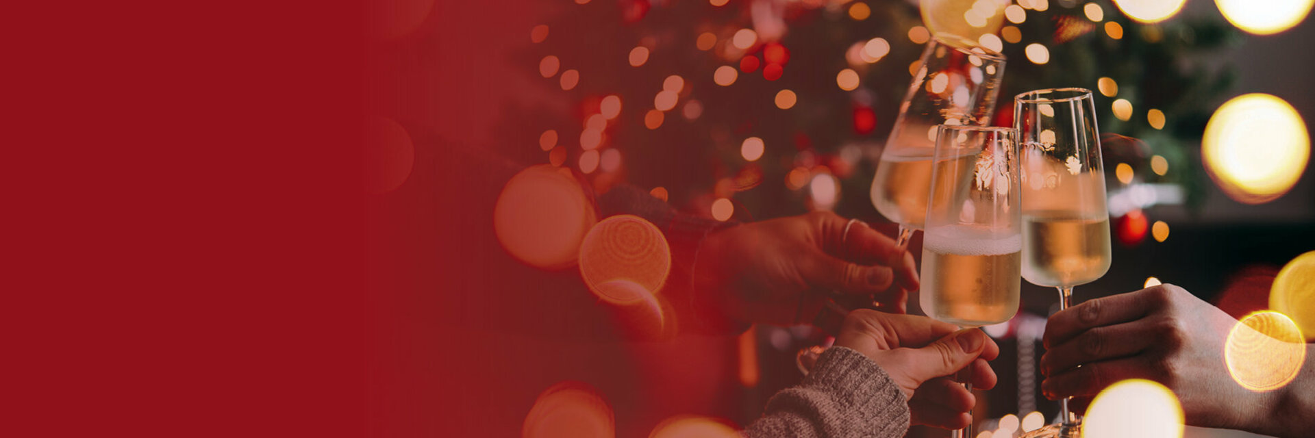 Drei Sektgläser, die angestoßen werden. Auf der linken Hälfte ein roter Farbverlauf.