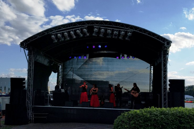Open-Air-Bühne mit Musikern bei blauem Himmel in Vegesack, Bremen.