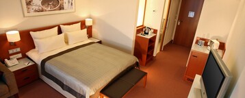 Schlafzimmer mit großem Bett im ATLANTIC Hotel Wilhelmshaven