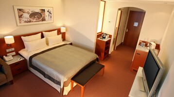 Schlafzimmer mit großem Bett im ATLANTIC Hotel Wilhelmshaven Schlafzimmer mit großem Bett im ATLANTIC Hotel Wilhelmshaven