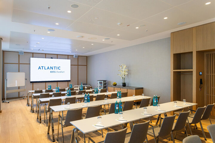 Heller und moderner Tagungsraum im ATLANTIC Hotel Frankfurt
