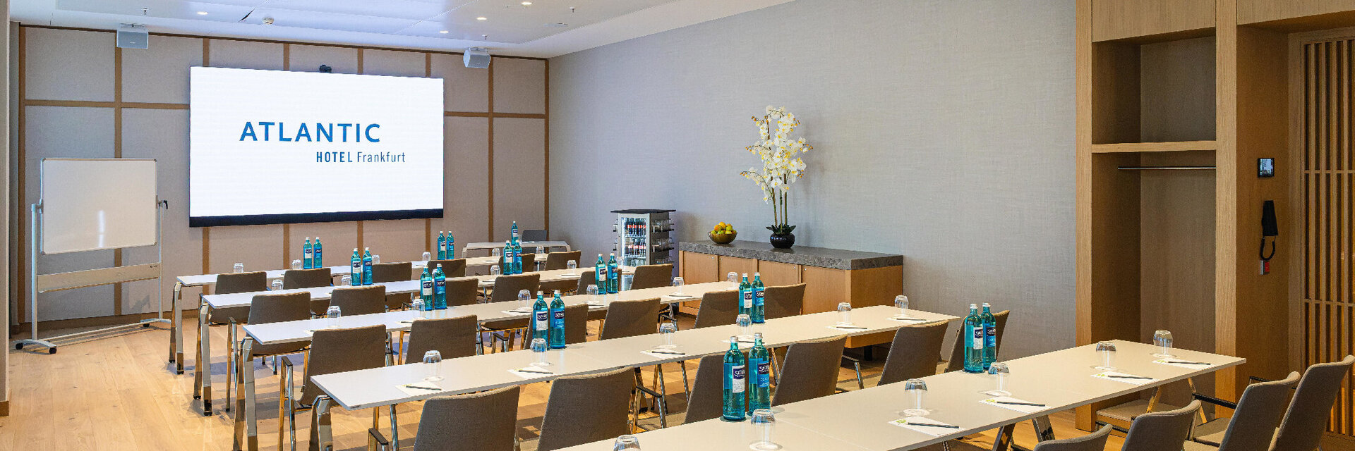 Parlamentarisch Tagen im ATLANTIC Hotel Frankfurt Heller und moderner Tagungsraum im ATLANTIC Hotel Frankfurt