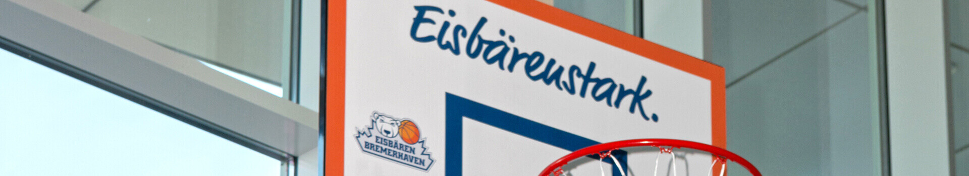 Basketball hoop in the ATLANTIC Hotel Sail City with the "Eisbären Bremerhaven" logo and the lettering "Eisbärenstark".