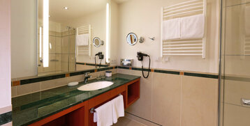 Comfort Zimmer Badezimmer im ATLANTIC Hotel Wilhelmshaven