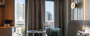 Ausblick auf die Frankfurter Skyline vom Bett im Skyline Zimmer.