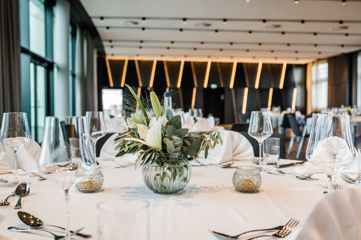 Engelsaal in the ATLANTIC Hotel Münster Elegant banquet hall with laid table, flower arrangements and stylish lighting at the ATLANTIC Hotel Münster.