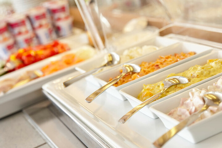Frühstücksbuffet im ATLANTIC Hotel Vegesack Bremen Frühstücksbuffet mit verschiedenen Salaten und Joghurtbechern im ATLANTIC Hotel Vegesack, Bremen.