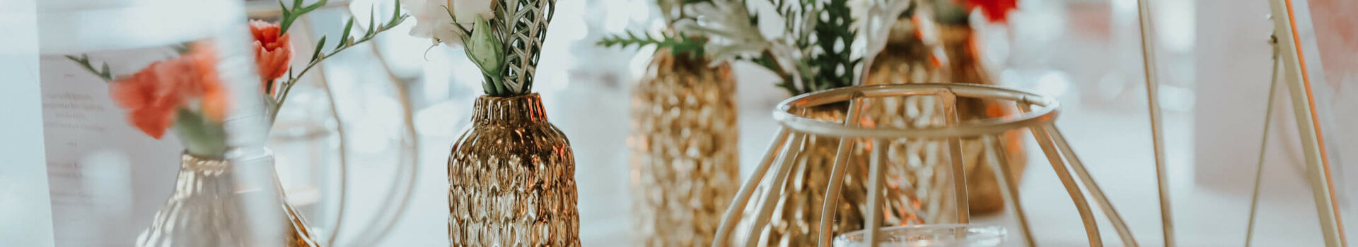 possible weddingdecoration  Elegant table decorations with golden vases, flower arrangements and candles at the ATLANTIC Grand Hotel Bremen.