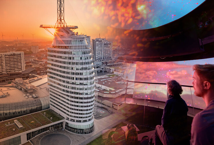 ATLANTIC Hotel Sail City bei Sonnenuntergang, moderne Architektur, zwei Personen genießen die Aussicht im Inneren.