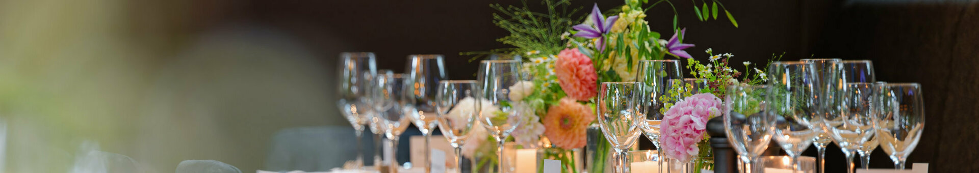 Ein gedeckter Tisch mit Blumensträußen im ATLANTIC Hotel Landgut Horn Wintergarten