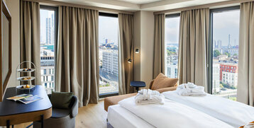 Ausblick vom Doppelbett in der Skyline Suite.