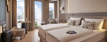 Zimmer | ATLANTIC Hotel Frankfurt belebtes Zimmer mit Blick zum Fenster| ATLANTIC Hotel Frankfurt