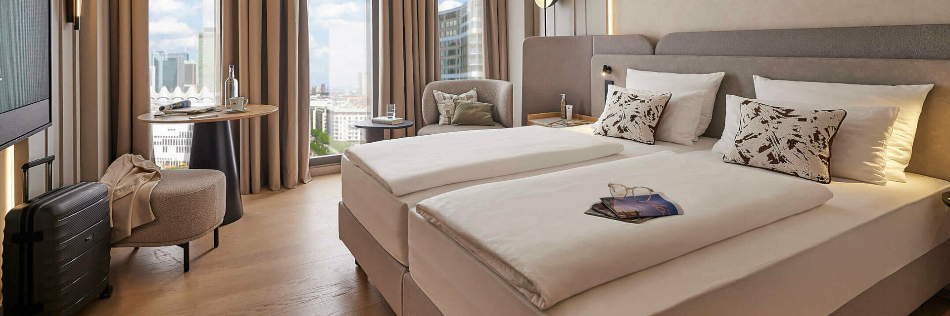 Lively room with a view of the window| ATLANTIC Hotel Frankfurt