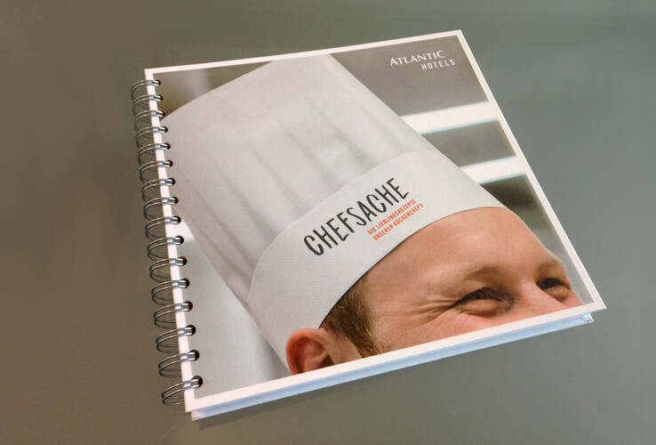 Spiralgebundenes Buch mit Kochmütze auf dem Cover, Aufschrift "Chefsache", von Atlantic Hotels.
