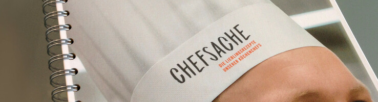 ATLANTIC Hotels Kochbuch "Chefsache" Spiralgebundenes Buch mit Kochmütze auf dem Cover, Aufschrift "Chefsache", von Atlantic Hotels.