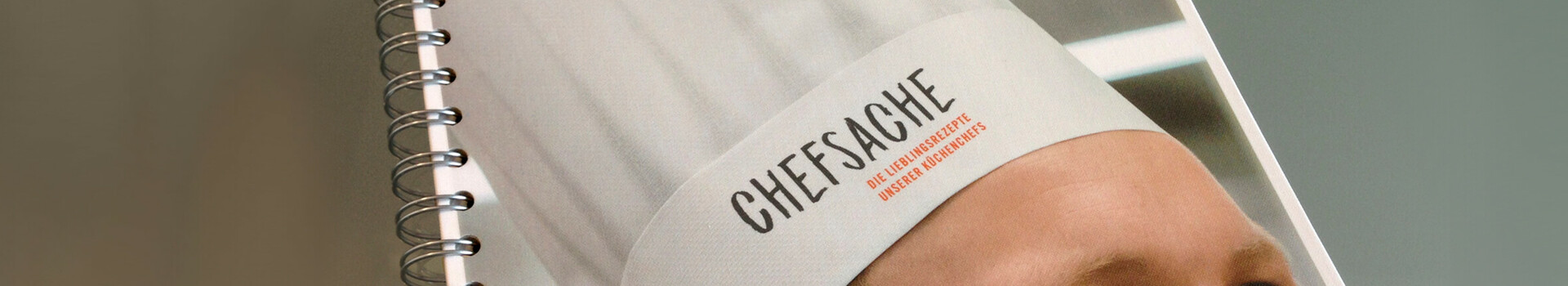 Spiralgebundenes Buch mit Kochmütze auf dem Cover, Aufschrift "Chefsache", von Atlantic Hotels.