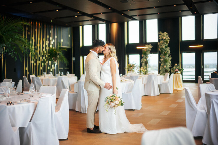 An elegant wedding couple dances in a stylish, festively decorated room at the ATLANTIC Hotel Heidelberg.