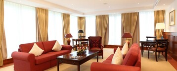Living room of the Kaiser Wilhelms Suite with big sofas and windowa in the ATLANTIC Hotel Wilhelmshaven 