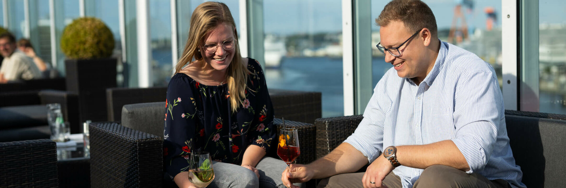 Ein Paar speist bei guten Wetter auf der Dachterrasse von der Bar Deck 8 Kiel