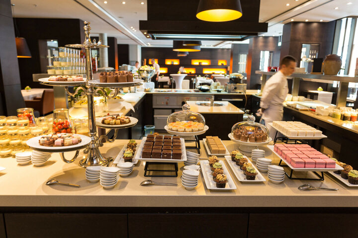 Buffet with a variety of desserts at the ATLANTIC Grand Hotel Bremen, including cakes, tarts and creams.