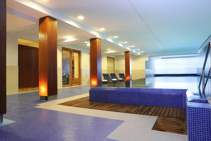 Pool & loungers in the ATLANTIC Grand Hotel Travemünde