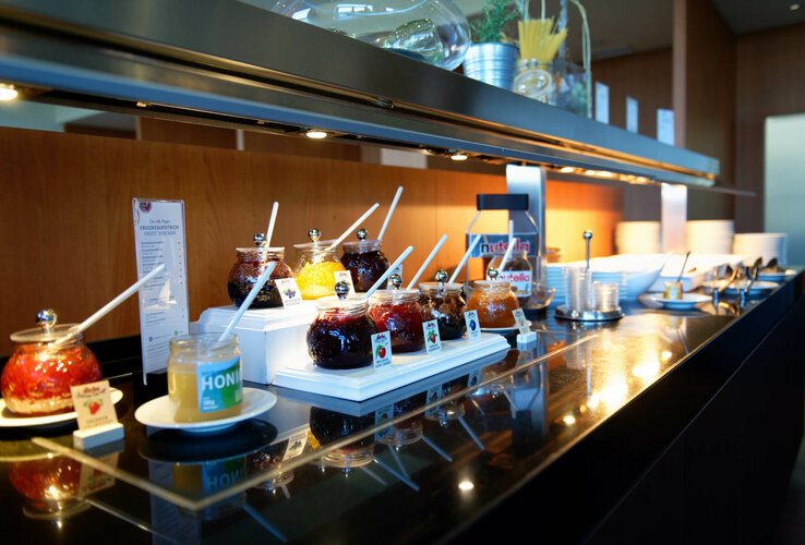 Breakfast buffet with jams, honey and Nutella at the ATLANTIC Hotel Galopprennbahn.