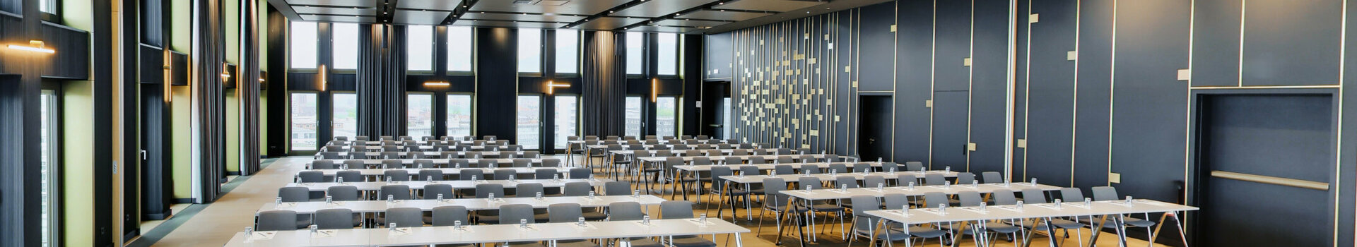 Parlamentarische Sitzordnung im Ballsaal des ATLANTIC Hotel Heidelberg