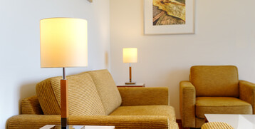 Sitzecke in der Executiven Suite | ATLANTIC Hotel Wilhelmshaven