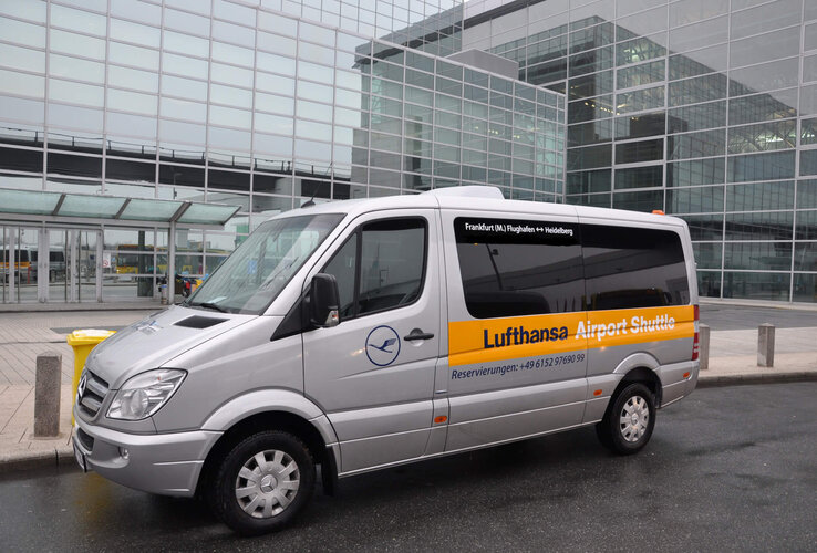 ATLANTIC Hotel Heidelberg Airport Shuttle to Frankfurt Shuttlebus vor dem Frankfurter Flughafen