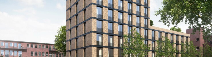 Moderne Hotelgebäude mit Backsteinfassade, umgeben von Bäumen, Menschen spazieren und sitzen draußen unter Sonnenschirmen.