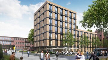 Moderne Hotelgebäude mit Backsteinfassade, umgeben von Bäumen, Menschen spazieren und sitzen draußen unter Sonnenschirmen.