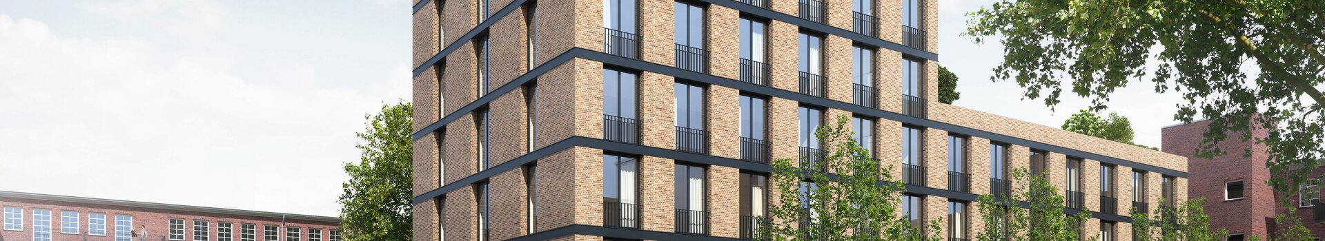 Moderne Hotelgebäude mit Backsteinfassade, umgeben von Bäumen, Menschen spazieren und sitzen draußen unter Sonnenschirmen.