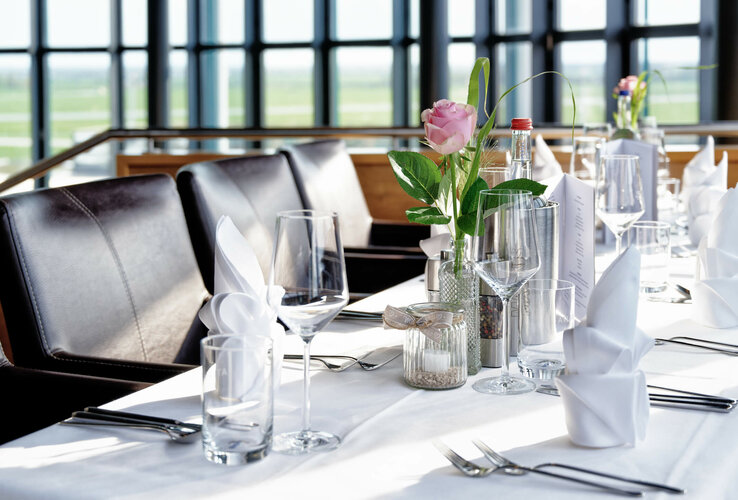 Gedeckter Tisch im Restaurant BLIXX im ATLANTIC Hotel Airport
