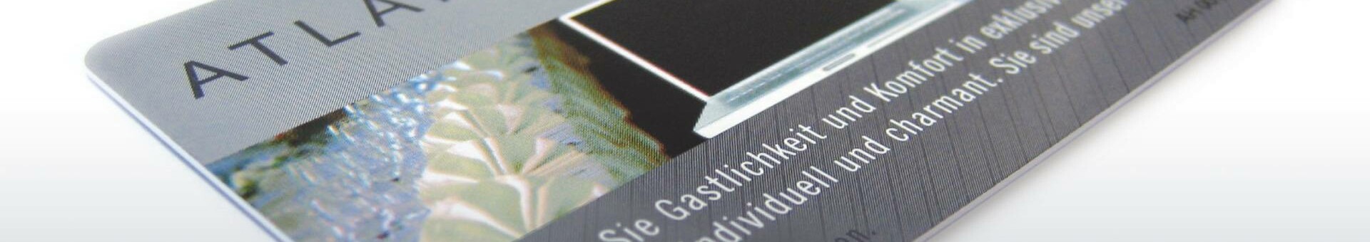 Nahaufnahme einer Hotelzimmerkarte mit dem Logo "Atlantic Hotels" und einem eleganten Design.