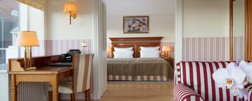 ATLANTIC Grand Hotel Travemünde Wohnbereich Suite mit Blick ins Schlafzimmer