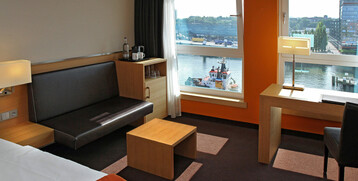 Innenansicht des Deluxe Zimmer mit Doppelbett im ATLANTIC Hotel Kiel