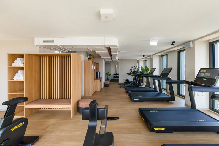 Laufbänder und Fitnessgeräte im Fitnessraum.