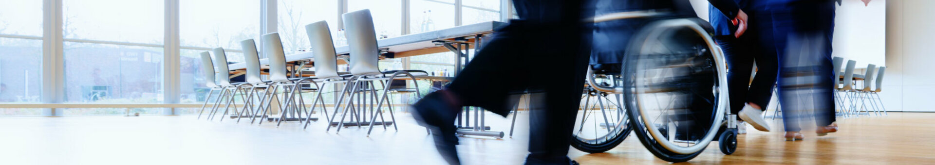 Bright, modern conference room with large windows, covered tables and a view of the greenery at the ATLANTIC Hotel Universum.